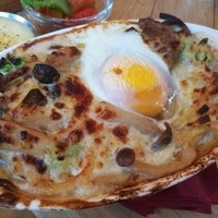 梅田 ワーフ - こんがりチーズに目玉焼き、ブロッコリーやしめじにポルチーニ茸入りのグラタン