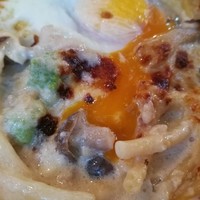 梅田 ワーフ - 穴あきパスタのブカティーニに、きのこの旨味溶け込む濃厚クリームソースとトロトロの黄身がマッチする贅沢グラタン