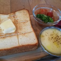 梅田 ワーフ - 表面サクサク、中はふわっふわで甘～いミルクの香りがリッチな極生ミルクバター食パン、ベイクドチーズディップやカポナータ付き