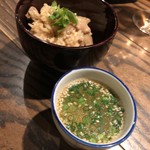 焼き鳥 とりら - 〆の鳥牛蒡釜飯と鳥スープ