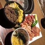 焼肉仁家 - そぼろごはん普通と小