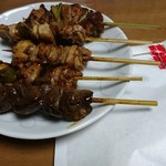 てつ房 - 持ち帰りで頼んだ焼き鳥と付いてきたタレ