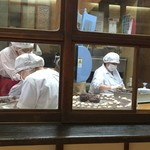 食事する目の前一つずつ手作りされています