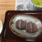 目の前で手作りされたものを皿に乗せて提供され、お茶付き2個で210円です