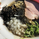 麺処 晴 - 刻み玉ねぎ、岩海苔