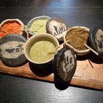 山元麺蔵 - 京七味に山椒・・・・ご当地らしい薬味が並ぶ