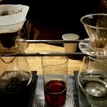 二坪喫茶アベコーヒー - ドリップコーヒーを落としているところ