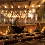 BALLAST POINT BREWING COMPANY - FLIGHT OF FOUR ８ドル。写真に写っている木のゲタに乗せて運びます。各グラスのフットプレートに乗せられた紙にビール名称が書かれています。