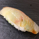 晶 - 1貫目 ヒラメの昆布〆 ネタの下に芽ネギもあります。