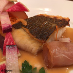 エヴィエ - 真鯛のポワレ桜姫鶏のスモーク サラダ仕立て