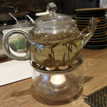 東京チャイニーズ 一凛 - 白豪銀針；透明なポットでの提供