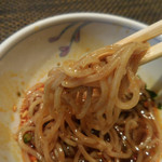 東京チャイニーズ 一凛 - 担担麺；よだれ鶏のタレにつけて；麺はこんな感じ