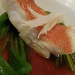 東京チャイニーズ 一凛 - 赤ハタと水蓮菜の蒸し物；アップ