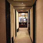 Ryuukyuu Kappou Fai Mi-Ru - 畳の廊下をはさんで左右に個室