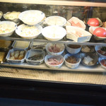 呑ちゃん - ガラスケースには美味しそうな料理がズラリ♪