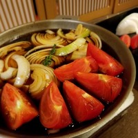 三田ばさら 本店 - 玉ねぎとトマトから煮込んでいきます