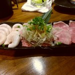 豚小家 - もつ刺し3点盛り（900円）こぶくろ、たん、はつの3点