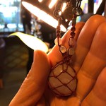 とんぼ玉&Cafe 小さな探究室 - ローズクォーツが亀甲縛りなブレスレット。なんか非常にそそられた。そそられたのはローズクォーツだからであって亀甲縛りだったからではない。多分。