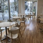 ママのえらんだ元町ケーキ - 明るく上品なテーブル席側(2018.11.24)