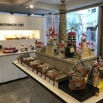 ママのえらんだ元町ケーキ - 広い店内には、ギフトや焼き菓子たちもいっぱい並んでいます♪(2018.11.24)