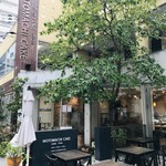 ママのえらんだ元町ケーキ - お店全景です、さすがにこの季節は、テラス利用は少ないのでしょうね、パラソルは畳んでありました(2018.11.24)