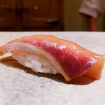 鮨 さいとう - 味の濃厚さを引き出した鰤。脂は抑えてある。シャリとのバランスも素晴らしい。