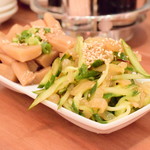 曾さんの餃子 - [手前]くらげきゅうり@290円：前菜は2種盛りにすると、50円引き