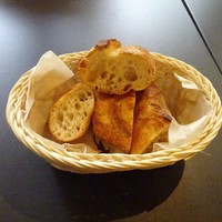 Bistro Buzz 赤坂 - ランチ：パン（1切れ/人）