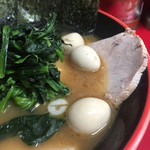 横濱家系ラーメン 勝鬨家 - ウズラ
