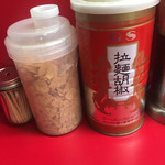 横濱家系ラーメン 勝鬨家 - おなじみの揚げニンニク