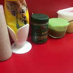 横濱家系ラーメン 勝鬨家 - おなじみの唐辛子