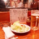 炭火焼 串とら - お通し(無料で提供!)のキャベツ大盛り