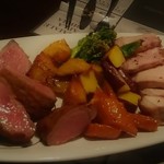 （h）etta - 子牛カツレツ、炭火焼豚肉盛り合わせ