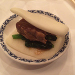 ホテルオークラレストラン新宿 中国料理 桃里 - 栗と豚肉角切りの煮込みをバンズに挟んで