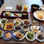 日本橋浅田 - まだ、持ってこなかったお皿もあります。魚の入った三つの皿のトレイは一人一つで、別に店員さんが持って来てくれました。