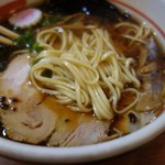 鶴見塩元帥 - 「焼き飯セット」（1,150円）の醬油ラーメンの麺アップ