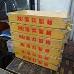 横浜ラーメン 武蔵家  - 麺箱が店頭に山積みです！