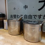 横浜ラーメン 武蔵家  - 卓上の薬味類