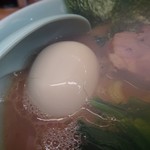横浜ラーメン 武蔵家  - ・・・ナント、サプライズの味玉サービスです！