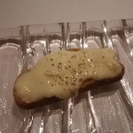 虎ノ門タニーチャ - バゲットにクリーミーなチーズのせ