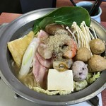 ちゃんこ霧島 - ●ちゃんこ鍋一人前3030円税込（ちゃんと鍋、手羽先の唐揚げ2本、うどんまたは雑炊、お新香）