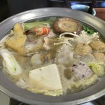 ちゃんこ霧島 - ●ちゃんこ鍋一人前3030円税込（ちゃんと鍋、手羽先の唐揚げ2本、うどんまたは雑炊、お新香）