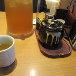 新橋　岡むら屋 - テーブルセット、壺の中は紅ショウガ