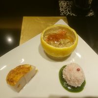 野嵯和 - セイコ蟹（兵庫）に林檎ジュレ、炭火で焼いた帆立に雲丹ソース、伊勢海老団子に春菊ソース
                
                
