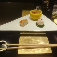 野嵯和 - セイコ蟹（兵庫）に林檎ジュレ、炭火で焼いた帆立に雲丹ソース、伊勢海老団子に春菊ソース
                
                
