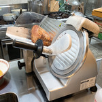 自家製麺 くろ松 - スライサーで配膳ごとにカットしてる、