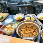 自家製麺 くろ松 - 出来上がりを待ちます。 この日はベストポジションでした。