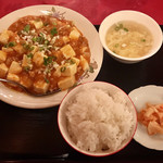 龍華餃子 - お昼のサービス定食（麻婆豆腐、白飯、唐揚げ、スープ、漬物）で780円