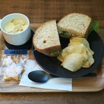 カフェ クヌルプ - ハニーマスタードチキンサンドとコーンスープ