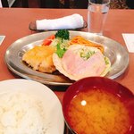 キッチン　きく - 日替わり500円(税込)チキンカツ、ハムサラダ、味噌汁付き